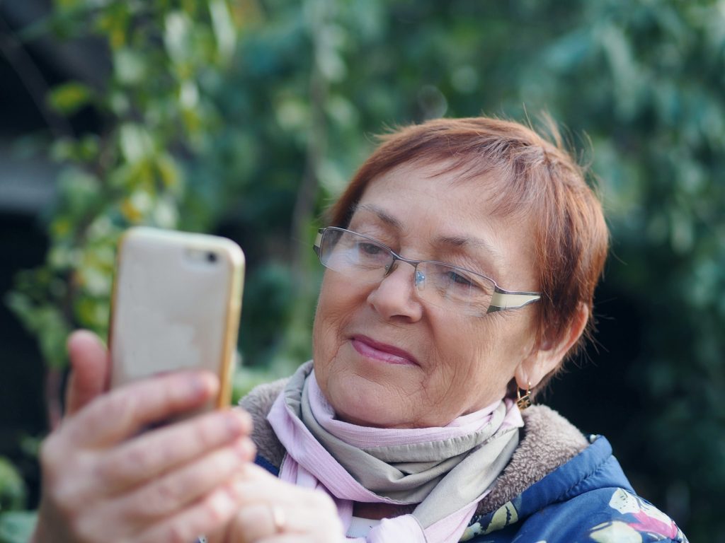 Sine usta u starszej osoby - o czym mogą świadczyć?