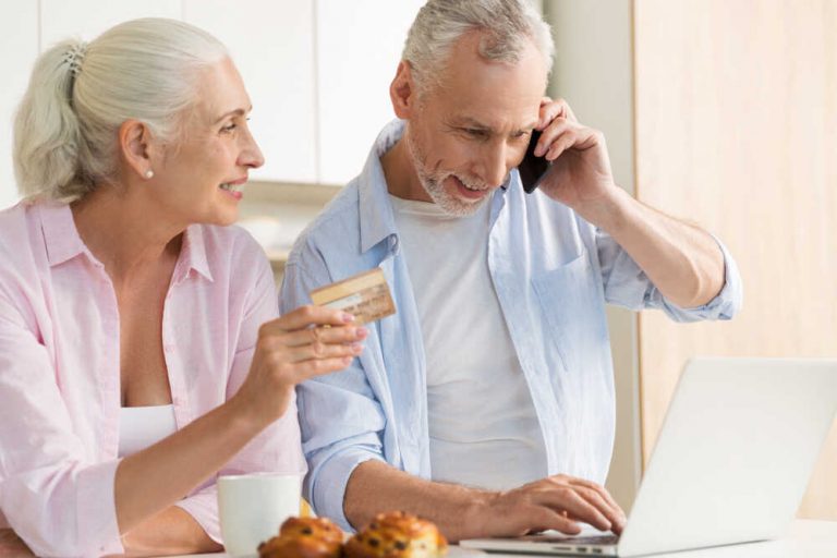 seniorzy podczas wnioskowania o pożyczkę pozabankową