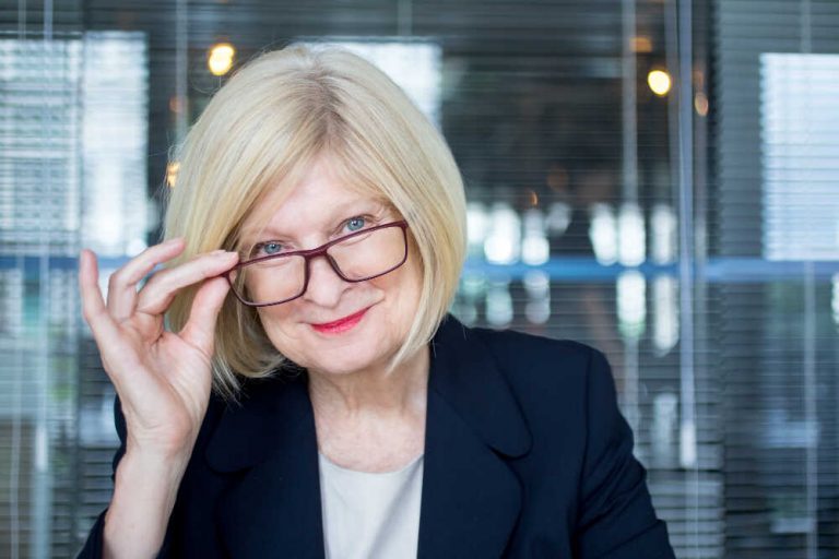 seniorka w blond włosach i czarnych okularach korekcyjnych