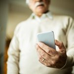 Telefon dla starszej osoby – co powinien mieć i jak go wybrać?