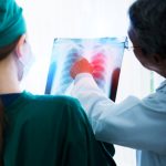 Zapalenie płuc u starszej osoby – jak przebiega i jakie są jego objawy?