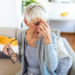 Zawroty głowy u starszej osoby – co mogą oznaczać i jak rozpoznać chorobę?