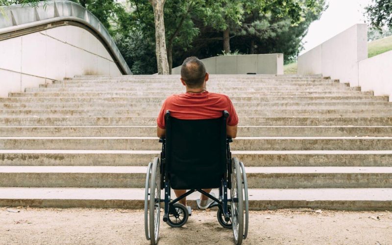 jak wjechać wózkiem inwalidzkim po schodach