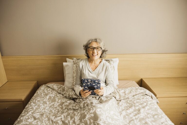 Kiedy piżamka satynowa sprawdzi się lepiej niż klasyczna bawełniana?