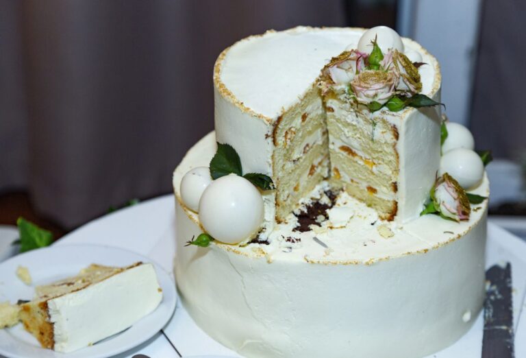 Pudełka na tort piętrowy – jak wybrać opakowanie, które naprawdę chroni cukiernicze arcydzieło?